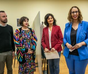 La consejera de Igualdad, Sara Simón, ha insistido en que “el Gobierno de Castilla-La Mancha está trabajando ya en un nuevo contrato para que en cada una de las provincias haya un punto de atención física, con el objetivo de llegar a todas las personas que forman parte del colectivo, especialmente a quienes viven en el mundo rural”.