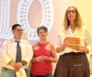 La consejera de Igualdad, Sara Simón, recoge el reconocimiento de PLuRaL