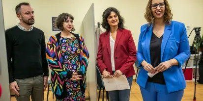 La consejera de Igualdad, Sara Simón, ha insistido en que “el Gobierno de Castilla-La Mancha está trabajando ya en un nuevo contrato para que en cada una de las provincias haya un punto de atención física, con el objetivo de llegar a todas las personas que forman parte del colectivo, especialmente a quienes viven en el mundo rural”.